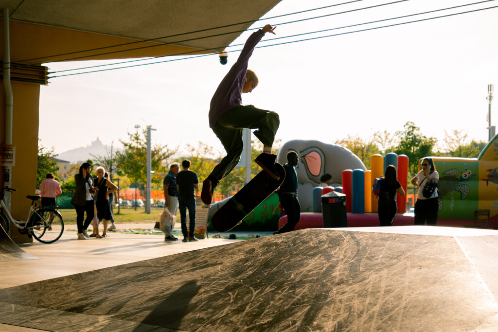 Uno skater salta in controluce nello skatepark di Piazza Lucio Dalla