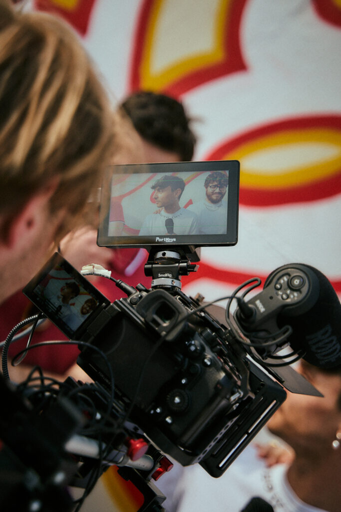 Il monitor della telecamera ShowLove inquadra un’intervista davanti al graffito