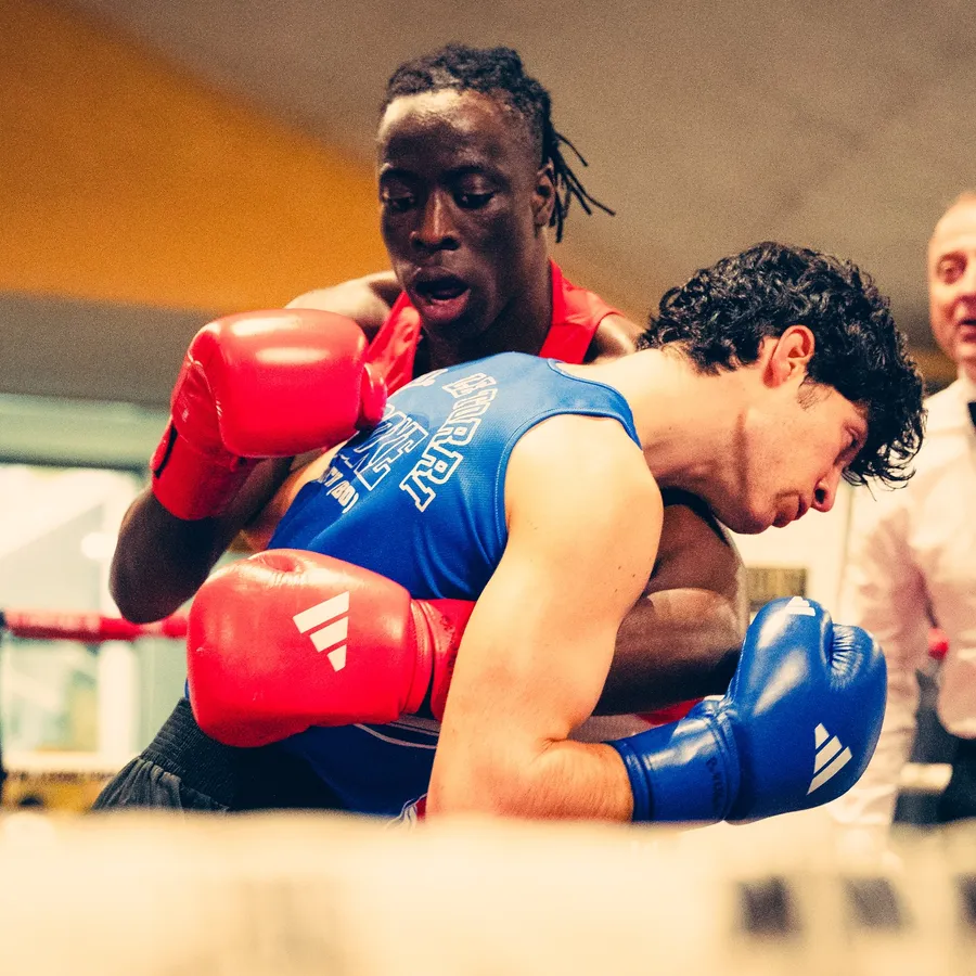 Incontro di boxe tra due ragazzi durante la giornata dedicata a Lucio Dalla