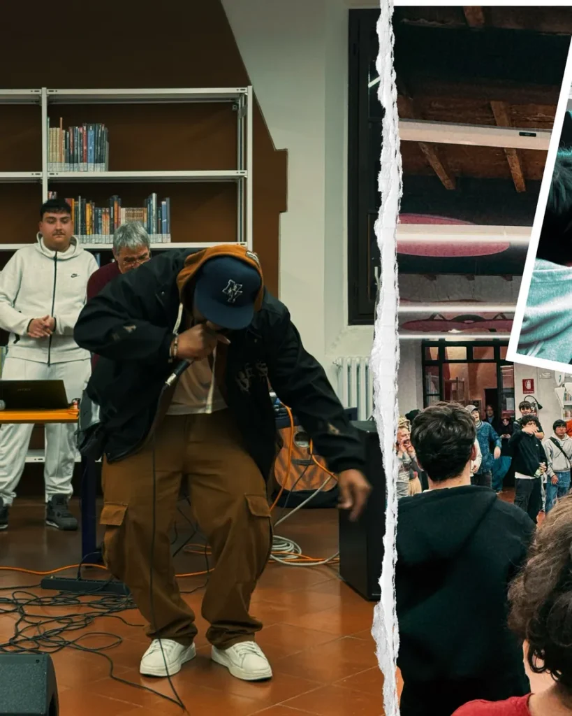Un ragazzo rappa al microfono tra gli scaffali di Salaborsa Lab durante l’Open Mic