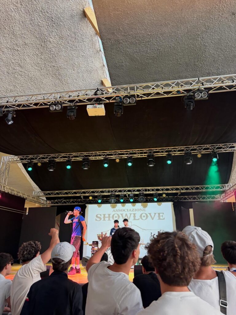 Il pubblico di spalle davanti al palco ShowLove alla Festa fine scuole